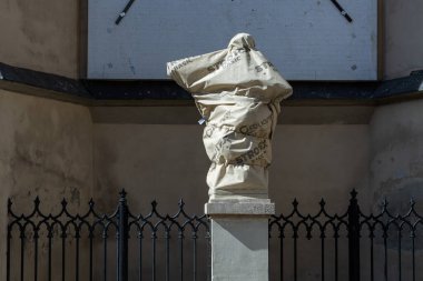 LVIV, UKRAINE - 20 Mart 2022: Onları zarardan korumak için, Latin Katedralinin Azizleri heykelleri sarılır ve boyalı cam pencereler kontrplak ve galvanize metalle çivilenir.
