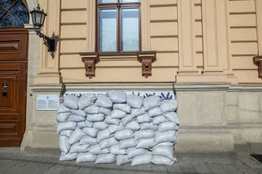 LVIV, UKRAINE - 20 Mart 2022: Bombalama durumunda ön cepheleri zarardan korumak için, kum torbalarıyla kaplılar. Lviv 'in merkezi bir UNESCO Dünya Mirası Alanı' dır..