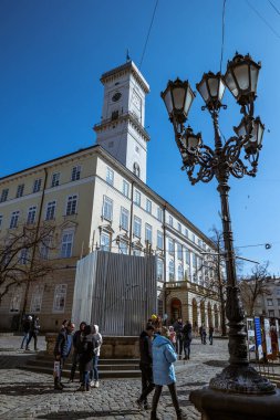 LVIV, UKRAINE - 20 Mart 2022: Bombalama durumunda korunmak için koruyucu yapılar - Diana, Neptün, Amphitrides ve Adonis 'in heykelleri belediye binasının etrafındaki Pazar Meydanı' nda.