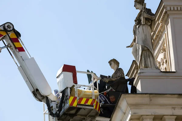 Lviv Ukraine 2022年3月21日 为了保护利沃夫国家歌剧院正面的雕塑免遭可能的轰炸所造成的破坏 高级行政人员的救援人员用矿棉和胶卷包裹这些雕塑 — 图库照片
