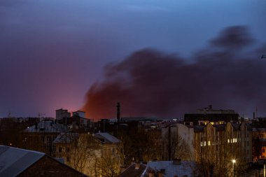 LVIV, UKRAINE - 26 Mart 2022: Rus ordusu tarafından sivil altyapının tahrip edilmesi. Petrol depolama tesisine yapılan bir füze saldırısı sonucu. Rusya 'nın Ukrayna' ya karşı giriştiği saldırı.