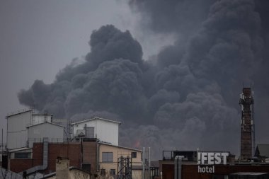 LVIV, UKRAINE - 26 Mart 2022: Rus ordusu tarafından sivil altyapının tahrip edilmesi. Petrol depolama tesisine yapılan bir füze saldırısı sonucu. Rusya 'nın Ukrayna' ya karşı giriştiği saldırı.