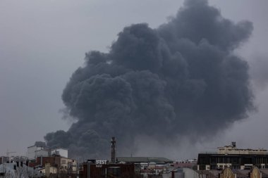 LVIV, UKRAINE - 26 Mart 2022: Rus ordusu tarafından sivil altyapının tahrip edilmesi. Petrol depolama tesisine yapılan bir füze saldırısı sonucu. Rusya 'nın Ukrayna' ya karşı giriştiği saldırı.