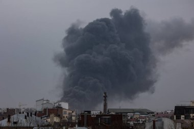 LVIV, UKRAINE - 26 Mart 2022: Rus ordusu tarafından sivil altyapının tahrip edilmesi. Petrol depolama tesisine yapılan bir füze saldırısı sonucu. Rusya 'nın Ukrayna' ya karşı giriştiği saldırı.