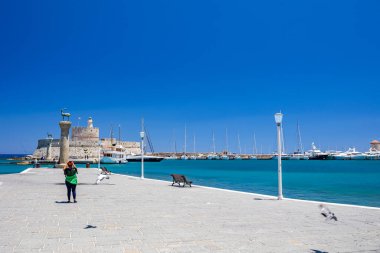Rodos, Yunanistan - 4 Temmuz 2021: Mandraki limanı ve marinası. Hirsch ve Hirschkuh, Rodos Heykeli 'nin yerine geyik ve geyik heykelleri. Eski kasabayı gezmek. Rodos, Yunanistan