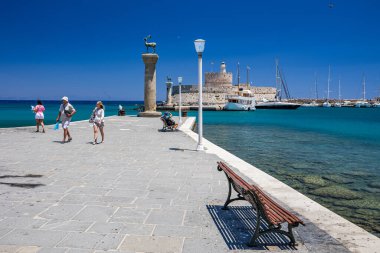 Rodos, Yunanistan - 4 Temmuz 2021: Mandraki limanı ve marinası. Hirsch ve Hirschkuh, Rodos Heykeli 'nin yerine geyik ve geyik heykelleri. Eski kasabayı gezmek. Rodos, Yunanistan