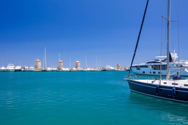Mandraki limanı ve marinasında Rhodes yel değirmenleri. Eski kasabayı gezmek. Rodos, Yunanistan