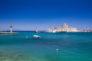 Mandraki limanı ve marina girişi. Hirsch ve Hirschkuh, Elafos ve Elafina, Rodos Heykeli 'nin yerine geyik ve geyik heykelleri. Eski kasabayı gezmek. Rodos, Yunanistan