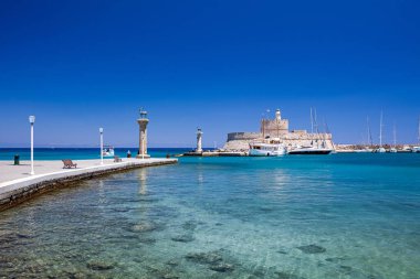 Mandraki limanı ve marina girişi. Hirsch ve Hirschkuh, Elafos ve Elafina, Rodos Heykeli 'nin yerine geyik ve geyik heykelleri. Eski kasabayı gezmek. Rodos, Yunanistan