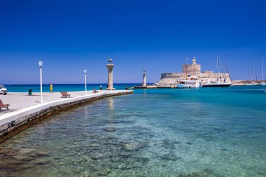 Mandraki limanı ve marina girişi. Hirsch ve Hirschkuh, Elafos ve Elafina, Rodos Heykeli 'nin yerine geyik ve geyik heykelleri. Eski kasabayı gezmek. Rodos, Yunanistan