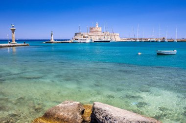 Mandraki limanı ve marina girişi. Hirsch ve Hirschkuh, Elafos ve Elafina, Rodos Heykeli 'nin yerine geyik ve geyik heykelleri. Eski kasabayı gezmek. Rodos, Yunanistan