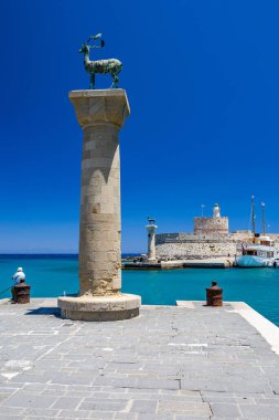 Mandraki limanı ve marina girişi. Hirsch ve Hirschkuh, Elafos ve Elafina, Rodos Heykeli 'nin yerine geyik ve geyik heykelleri. Eski kasabayı gezmek. Rodos, Yunanistan