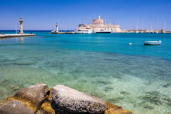 Mandraki limanı ve marina girişi. Hirsch ve Hirschkuh, Elafos ve Elafina, Rodos Heykeli 'nin yerine geyik ve geyik heykelleri. Eski kasabayı gezmek. Rodos, Yunanistan