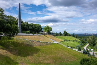 KYIV, UKRAINE - 16 Temmuz 2021: Dinyeper 'in yamaçlarında parklar Dinyeper Descent' in üzerinde. İnsanlar ılık bir yaz gününde dinlenirler..