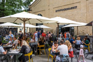 KYIV, UKRAINE - 16 Temmuz 2021: KYIV FOOD MARKET eski ARSENAL fabrikasının yenileme projesinin topraklarındaki sokak yemekleri festivali. Gurmeler için inanılmaz moda bir yer..