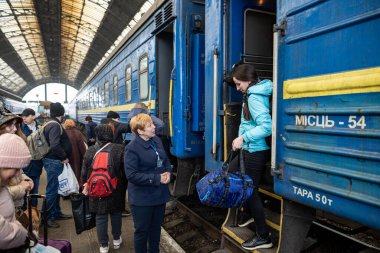LVIV, UKRAINE - 02 Nisan 2022: Ukrayna 'daki savaş sırasında insani felaket. Doğu Ukrayna 'daki savaştan zarar görmüş bölgelerden gelen mülteciler, Lviv Tren İstasyonu' ndaki Avrupa 'ya kaçıyorlar..