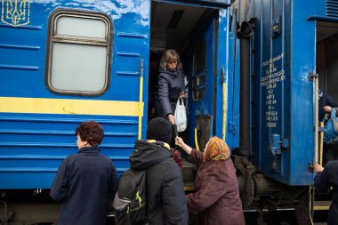 LVIV, UKRAINE - 02 Nisan 2022 Ukrayna savaşı. Mariupol, Berdyansk, Kryvyi Rih, Nikopol 'den gelen yaşlı mülteciler, kadınlar, çocuklar, Lviv Tren İstasyonu' ndaki Avrupa 'ya kaçıyorlar..