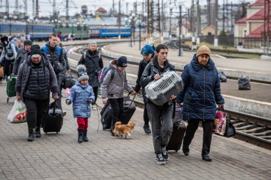 LVIV, UKRAINE - 02 Nisan 2022 Ukrayna savaşı. Mariupol, Berdyansk, Kryvyi Rih, Nikopol 'den gelen yaşlı mülteciler, kadınlar, çocuklar, Lviv Tren İstasyonu' ndaki Avrupa 'ya kaçıyorlar..