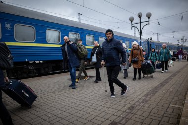 LVIV, UKRAINE - 02 Nisan 2022 Ukrayna savaşı. Mariupol, Berdyansk, Kryvyi Rih, Nikopol 'den gelen yaşlı mülteciler, kadınlar, çocuklar, Lviv Tren İstasyonu' ndaki Avrupa 'ya kaçıyorlar..