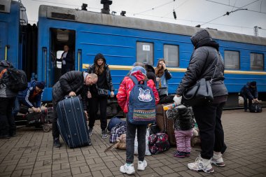 LVIV, UKRAINE - 02 Nisan 2022 Ukrayna savaşı. Mariupol, Berdyansk, Kryvyi Rih, Nikopol 'den gelen yaşlı mülteciler, kadınlar, çocuklar, Lviv Tren İstasyonu' ndaki Avrupa 'ya kaçıyorlar..