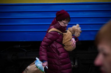 LVIV, UKRAINE - 02 Nisan 2022: Ukrayna 'daki savaş sırasında insani felaket. Mariupol 'den evcil kaniş köpekli mülteciler Lviv Tren İstasyonu' ndaki Avrupa 'ya kaçıyorlar..