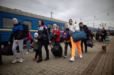 LVIV, UKRAINE - 02 Nisan 2022: Ukrayna 'daki savaş sırasında insani felaket. Mariupol 'den evcil köpeği olan mülteciler Lviv Tren İstasyonu' ndaki Avrupa 'ya kaçıyorlar..