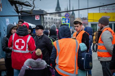 LVIV, UKRAINE - APR 02, 2022: Dünya Merkezi Mutfak ve Kızılhaç çadır kampında gönüllü olarak çalışan ve savaştan zarar görmüş binlerce mültecinin Lviv Tren İstasyonu 'ndaki Avrupa' ya kaçmasına yardım eden insanlar.