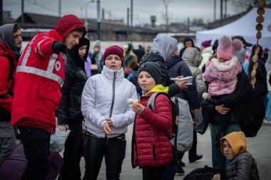 LVIV, UKRAINE - APR 02, 2022: Dünya Merkezi Mutfak ve Kızılhaç çadır kampında gönüllü olarak çalışan ve savaştan zarar görmüş binlerce mültecinin Lviv Tren İstasyonu 'ndaki Avrupa' ya kaçmasına yardım eden insanlar.