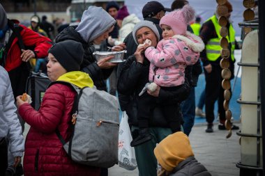 LVIV, UKRAINE - APR 02, 2022: Dünya Merkezi Mutfak ve Kızılhaç çadır kampında gönüllü olarak çalışan ve savaştan zarar görmüş binlerce mültecinin Lviv Tren İstasyonu 'ndaki Avrupa' ya kaçmasına yardım eden insanlar.
