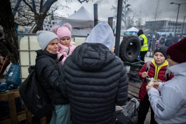 LVIV, UKRAINE - APR 02, 2022: Dünya Merkezi Mutfak ve Kızılhaç çadır kampında gönüllü olarak çalışan ve savaştan zarar görmüş binlerce mültecinin Lviv Tren İstasyonu 'ndaki Avrupa' ya kaçmasına yardım eden insanlar.