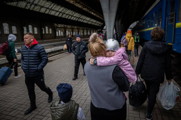 Lviv Ukraine Apr 2022 Oorlog Oekraïne Klein Meisje Mama Schouder — Stockfoto