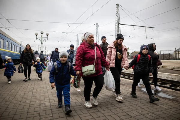 Lviv Ukrajina Apr 2022 Válka Ukrajině Uprchlické Ženy Děti Starší — Stock fotografie