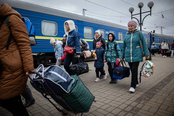 Lviv Ukrajina Apr 2022 Válka Ukrajině Uprchlické Ženy Děti Starší — Stock fotografie