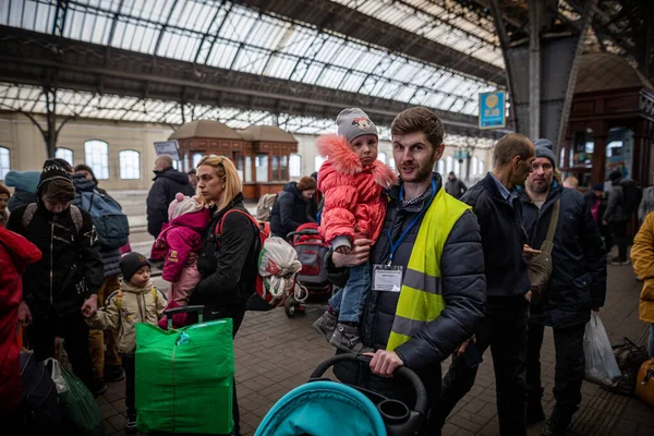 Lviv Ukraine Apr 2022 Háború Ukrajnában Önkéntesek Segítenek Evakuációs Vonat — Stock Fotó
