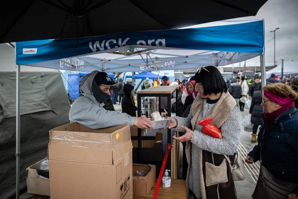 Lviv Ukraine Apr 2022 Volunteers Tent Camp World Central Kitchen — Stock Photo, Image