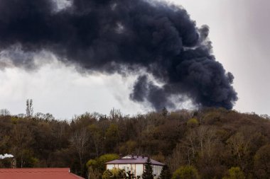 LVIV, UKRAINE - 18 Nisan 2022: Füze Rus ordusu tarafından askeri ve sivil altyapı üzerine duman yükseliyor. Lviv 'deki bu grevler sonucunda bu savaşta ölen ilk siviller oldu.