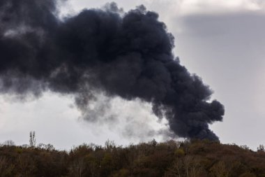 LVIV, UKRAINE - 18 Nisan 2022: Füze Rus ordusu tarafından askeri ve sivil altyapı üzerine duman yükseliyor. Lviv 'deki bu grevler sonucunda bu savaşta ölen ilk siviller oldu.