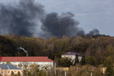 LVIV, UKRAINE - 18 Nisan 2022: Füze Rus ordusu tarafından askeri ve sivil altyapı üzerine duman yükseliyor. Lviv 'deki bu grevler sonucunda bu savaşta ölen ilk siviller oldu.