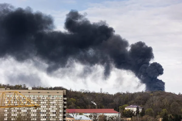 LVIV, UKRAINE - 18 Nisan 2022: Füze Rus ordusu tarafından askeri ve sivil altyapı üzerine duman yükseliyor. Lviv 'deki bu grevler sonucunda bu savaşta ölen ilk siviller oldu.