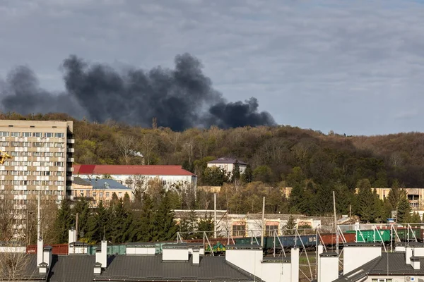 LVIV, UKRAINE - 18 Nisan 2022: Füze Rus ordusu tarafından askeri ve sivil altyapı üzerine duman yükseliyor. Lviv 'deki bu grevler sonucunda bu savaşta ölen ilk siviller oldu.