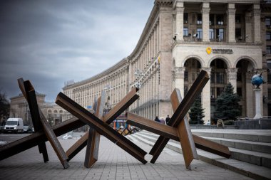KYIV, UKRAINE - 20 Nisan 2022: Rus birliklerinin saldırısına karşı yol kenarındaki tanksavar kirpileri veya Çek kirpileri Bağımsızlık Meydanı 'nı kapatmaya hazırlar.