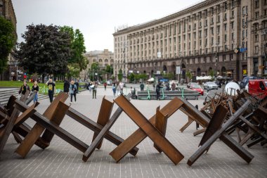 KYIV, UKRAINE - 20 Mayıs 2022: Rus birliklerinin saldırısına karşı yol kenarındaki anti-tank kirpileri veya Çek kirpileri Bağımsızlık Meydanı 'nı kapatmaya hazırlar.