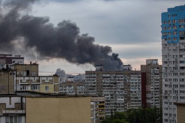KYIV, UKRAINE - Haziran 05, 2022: Kyiv Rus kruz füzelerinin patlamalarıyla sarsıldı. Rusya 'nın Ukrayna' nın Ukrayna 'nın başkenti Kyiv' de düzenlediği saldırı devam ederken, ev sakinlerinin üzerine duman yükseliyor.