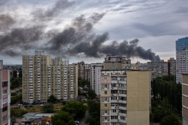 KYIV, UKRAINE - Haziran 05, 2022: Kyiv Rus kruz füzelerinin patlamalarıyla sarsıldı. Rusya 'nın Ukrayna' nın Ukrayna 'nın başkenti Kyiv' de düzenlediği saldırı devam ederken, ev sakinlerinin üzerine duman yükseliyor.