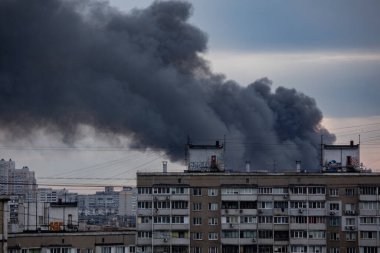 KYIV, UKRAINE - Haziran 05, 2022: Kyiv Rus kruz füzelerinin patlamalarıyla sarsıldı. Rusya 'nın Ukrayna' nın Ukrayna 'nın başkenti Kyiv' de düzenlediği saldırı devam ederken, ev sakinlerinin üzerine duman yükseliyor.