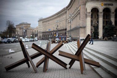 KYIV, UKRAINE - 20 Nisan 2022: Rus birliklerinin saldırısına karşı yol kenarındaki tanksavar kirpileri veya Çek kirpileri Bağımsızlık Meydanı 'nı kapatmaya hazırlar.