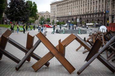 KYIV, UKRAINE - 20 Mayıs 2022: Rus birliklerinin saldırısına karşı yol kenarındaki anti-tank kirpileri veya Çek kirpileri Bağımsızlık Meydanı 'nı kapatmaya hazırlar.