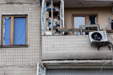 KYIV, UKRAINE - 21 APR 2022: Koshytsia Caddesi 'ndeki bir apartmanın cephesi. Rusya 'nın Ukrayna' yı işgalinin ikinci gününde Kalibr cruise füzesi tarafından yok edildi..