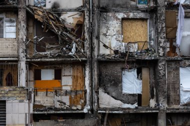 KYIV, UKRAINE - 21 APR 2022: Koshytsia Caddesi 'ndeki bir apartmanın cephesi. Rusya 'nın Ukrayna' yı işgalinin ikinci gününde Kalibr cruise füzesi tarafından yok edildi..