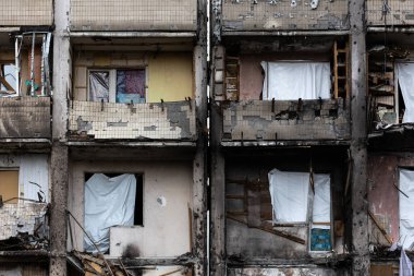 KYIV, UKRAINE - 21 APR 2022: Koshytsia Caddesi 'ndeki bir apartmanın cephesi. Rusya 'nın Ukrayna' yı işgalinin ikinci gününde Kalibr cruise füzesi tarafından yok edildi..